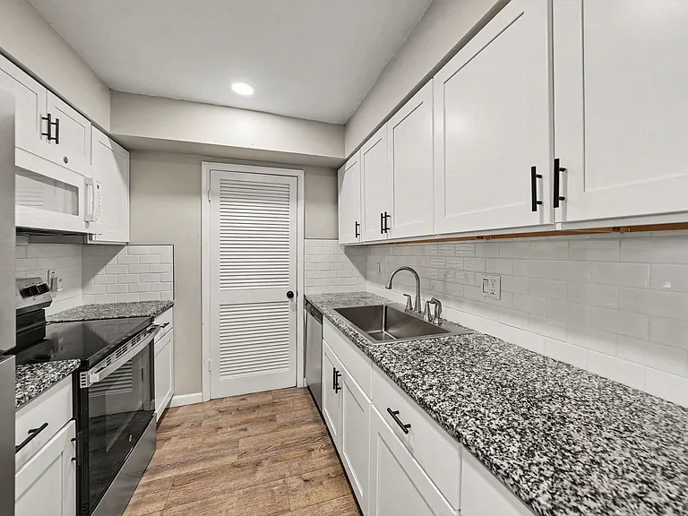 9208 N Connechusett Rd #D — Photo 15