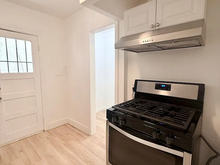 932 S Berendo St — Photo 12