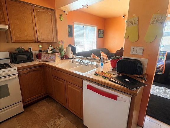 4th image of 385 Greenwood Ct