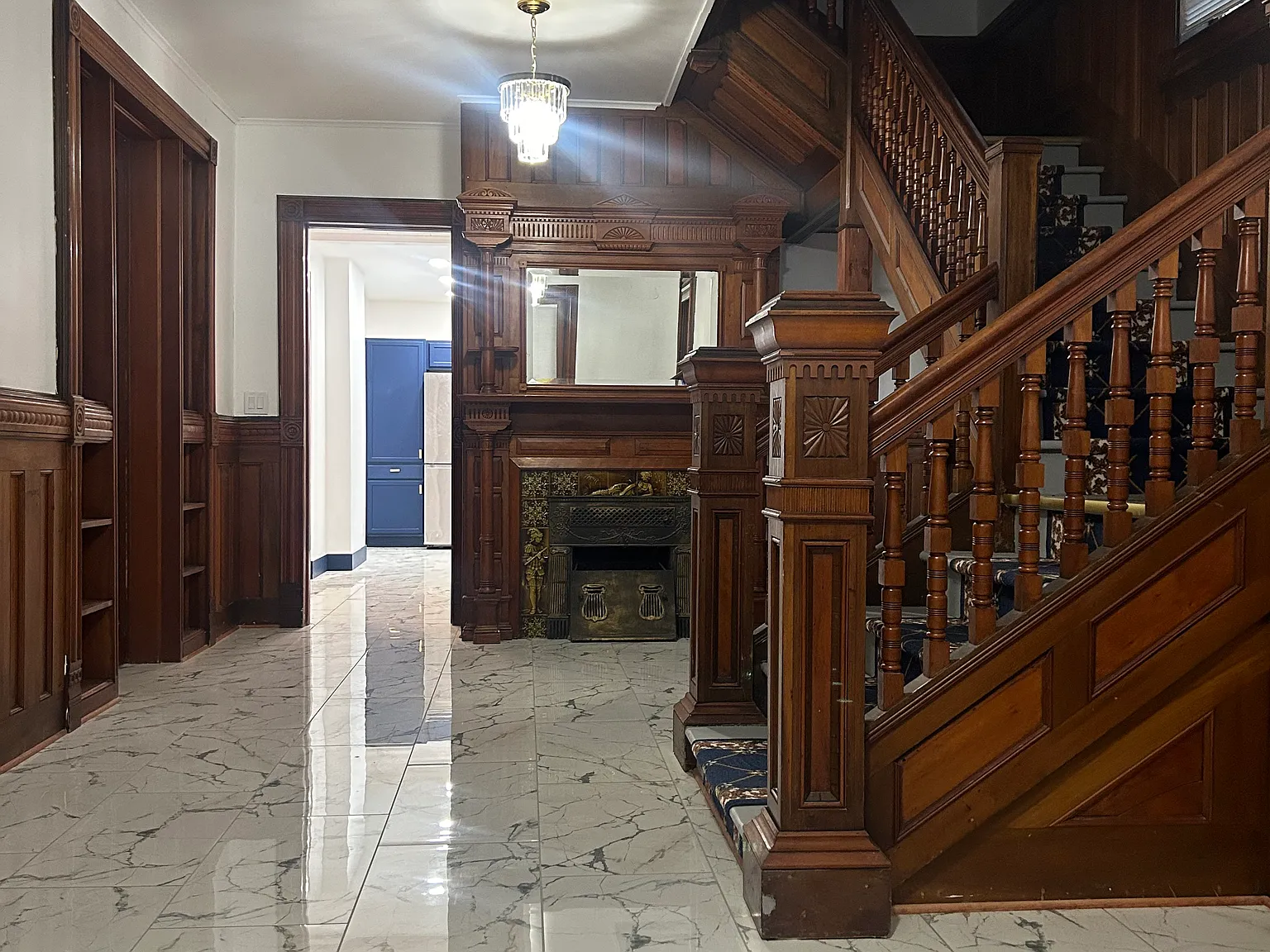 5 bed, 2.5 bath, 2500 sqft, $4,125 — Photo 2