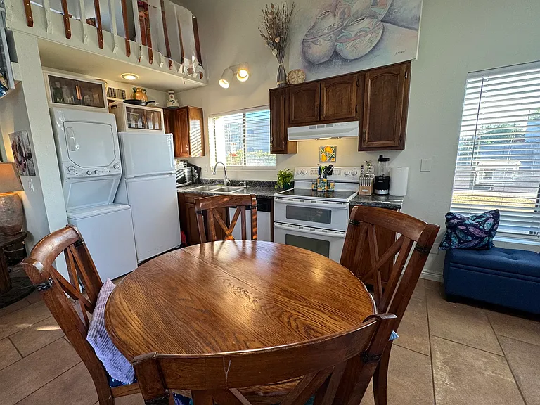 Lots of space in the kitchen!