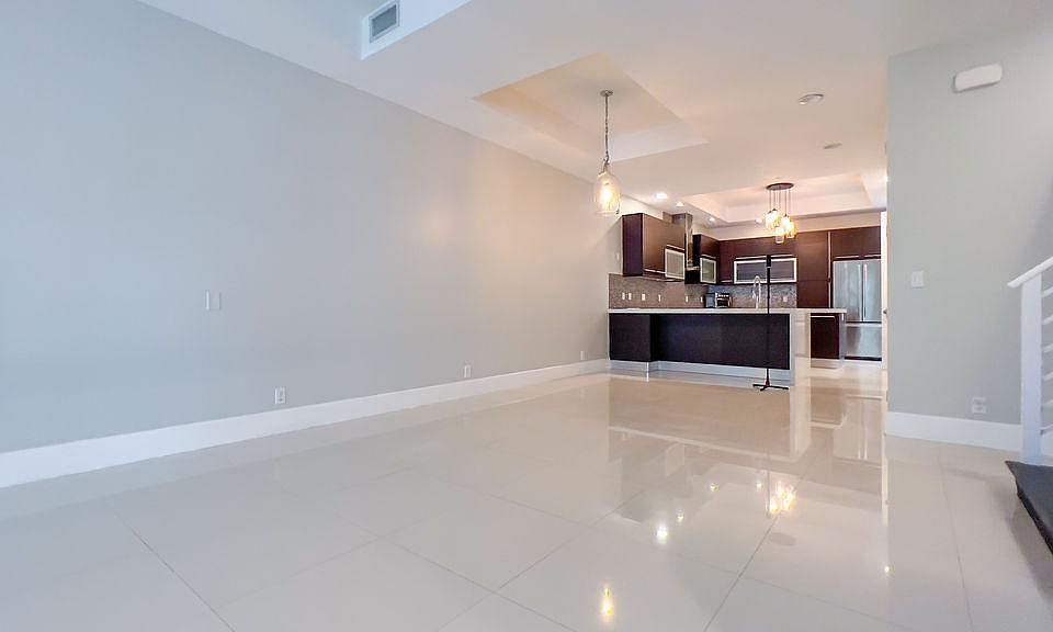 1st image of 807 SE 12th Ct #807