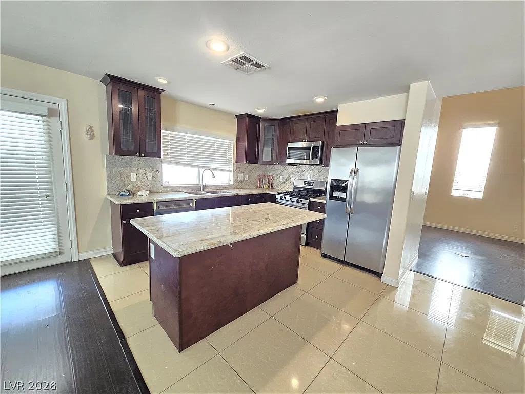 4 bed, 3.0 bath, 2305 sqft, $2,350 — Photo 4