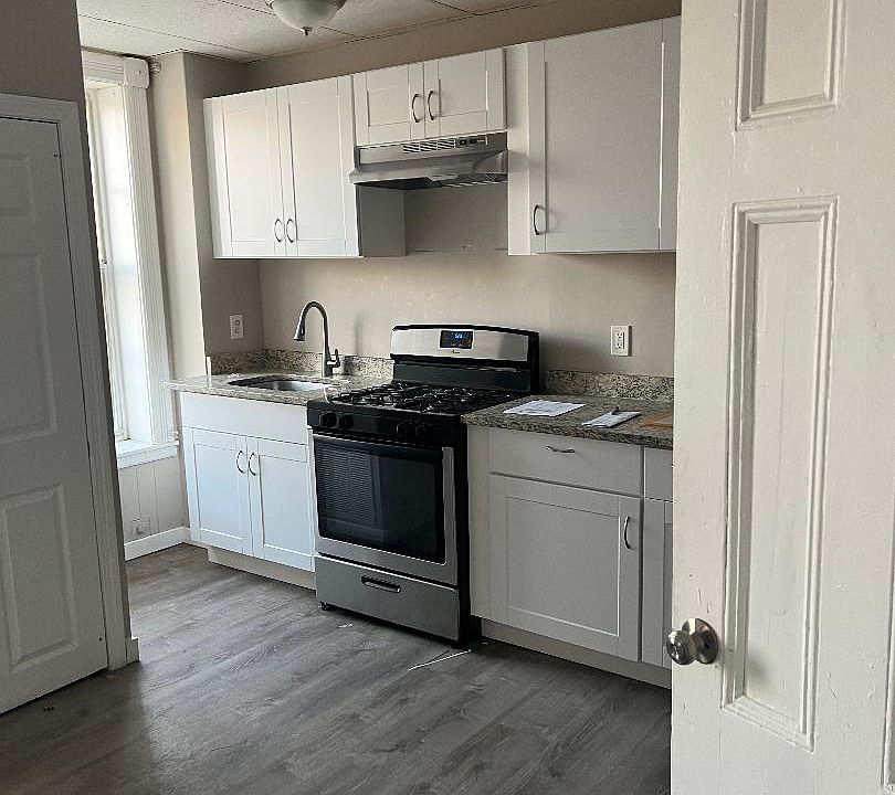2nd image of 194 Middle St Unit 3