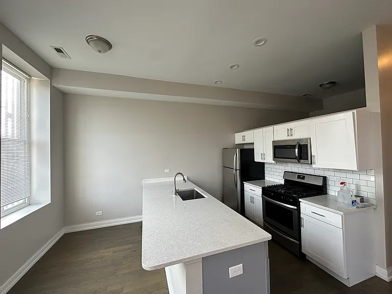 2620 W Cermak Rd #2F — Photo 6