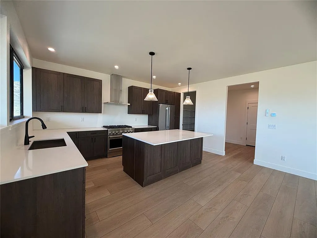 4 bed, 2236 sqft, $6,500 — Photo 2