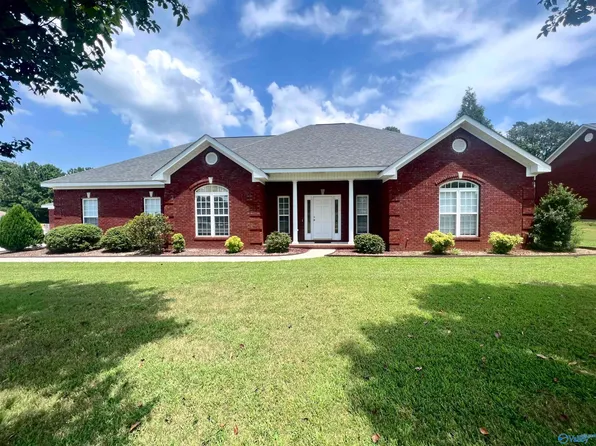 140 Fawn Ridge Dr, Decatur, AL 35603
