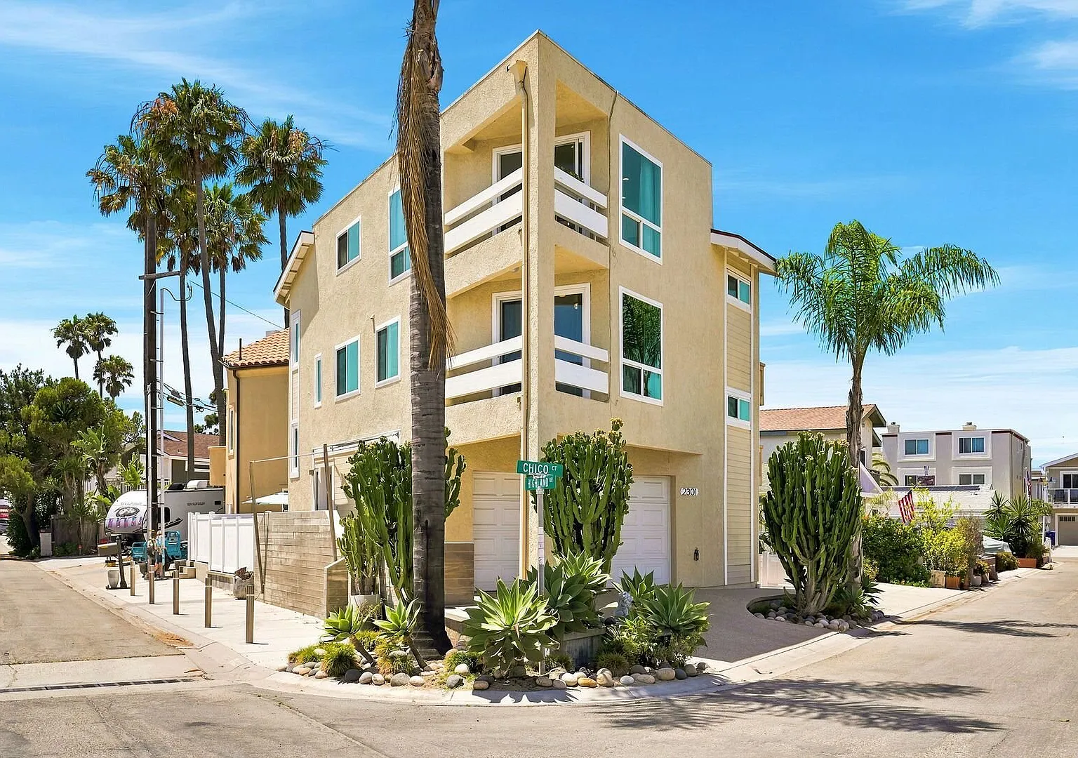 Oxnard / Silver Strand Beach / 2 bedroom 1 full bathroom with 2 half bathrooms — Photo 3