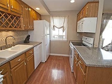 3rd image of 140 Bellwood Ct