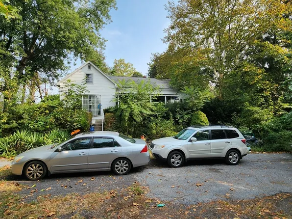 17 Willow Dr, Douglassville, PA 19518