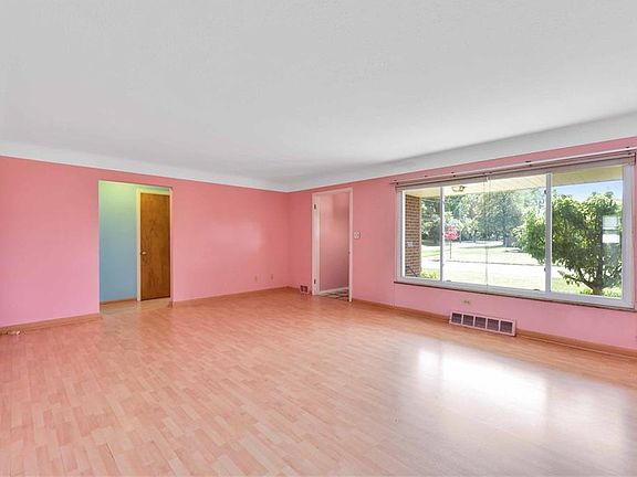 5th image of 21020 Parkwood Ave