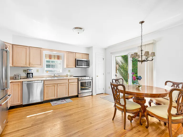 Parkway Dr — Photo 3