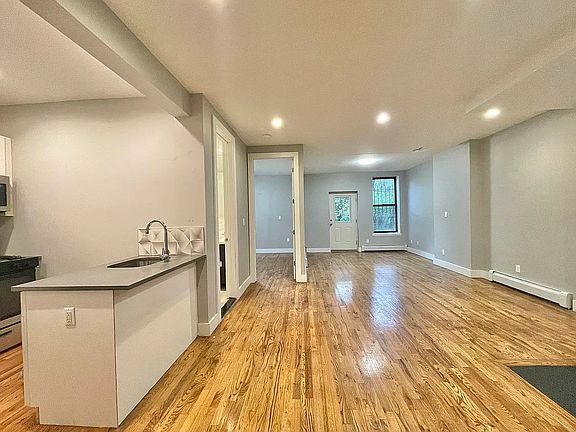 4th image of 345 Chauncey St APT 1R