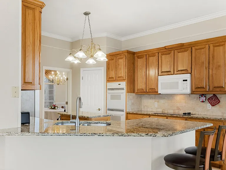 118 W Greenbriar Ln — Photo 10