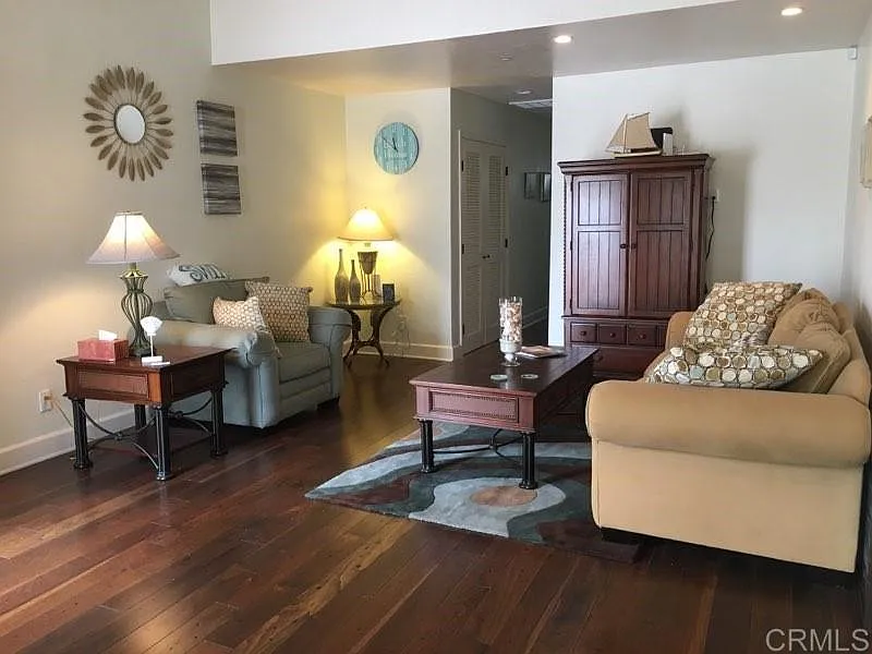 2 bed, 1.0 bath, 825 sqft, $5,000 — Photo 2
