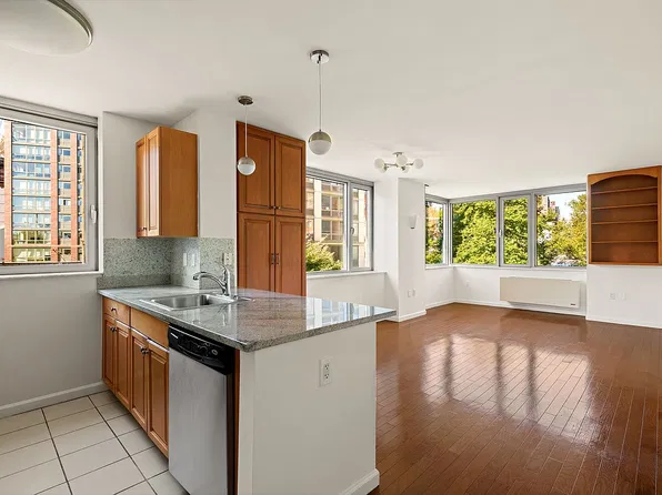 425 Main St APT 3N, New York, NY 10044