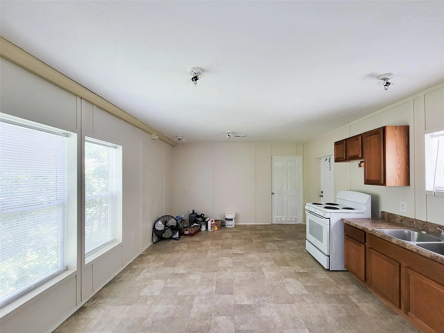 2 bed, 1.0 bath, 742 sqft, $1,000 — Photo 4