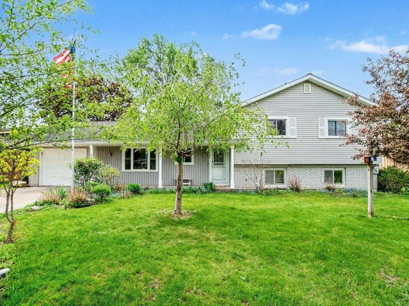 937 Riverview Dr, Alma, MI 48801
