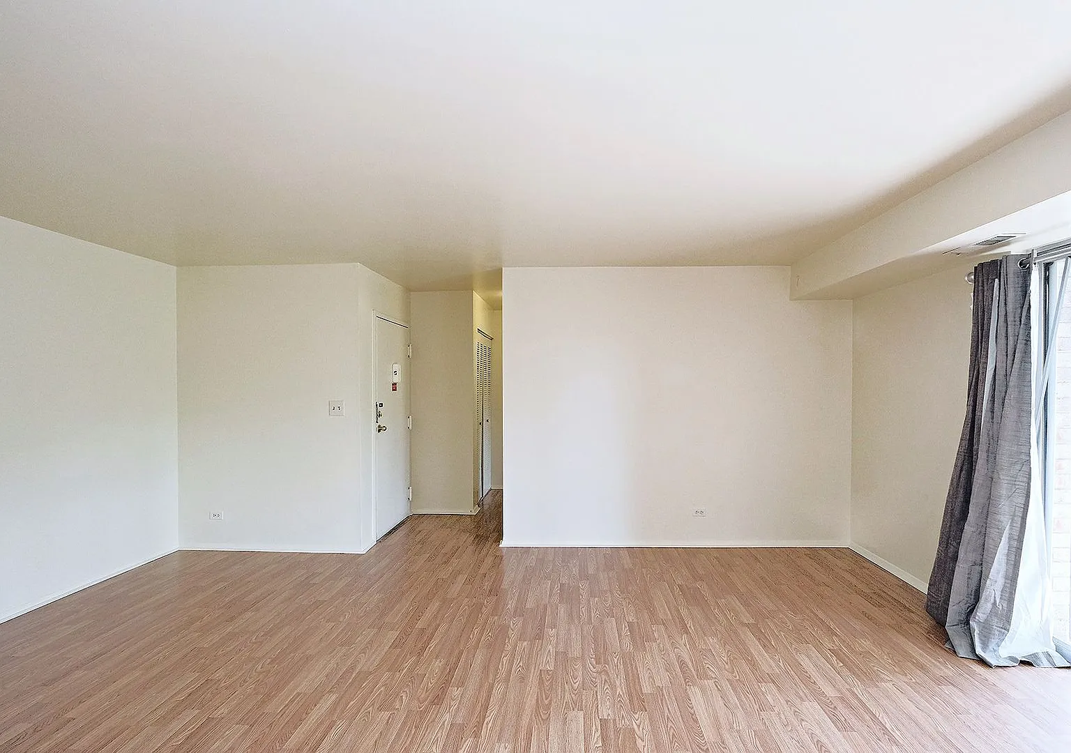 North Downtown Condo With Water/Sewer, Gas, Electricity Included — Photo 2