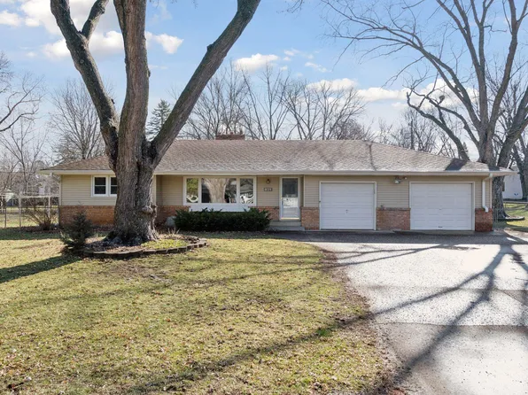 3623 Therese St, Deephaven, MN 55391