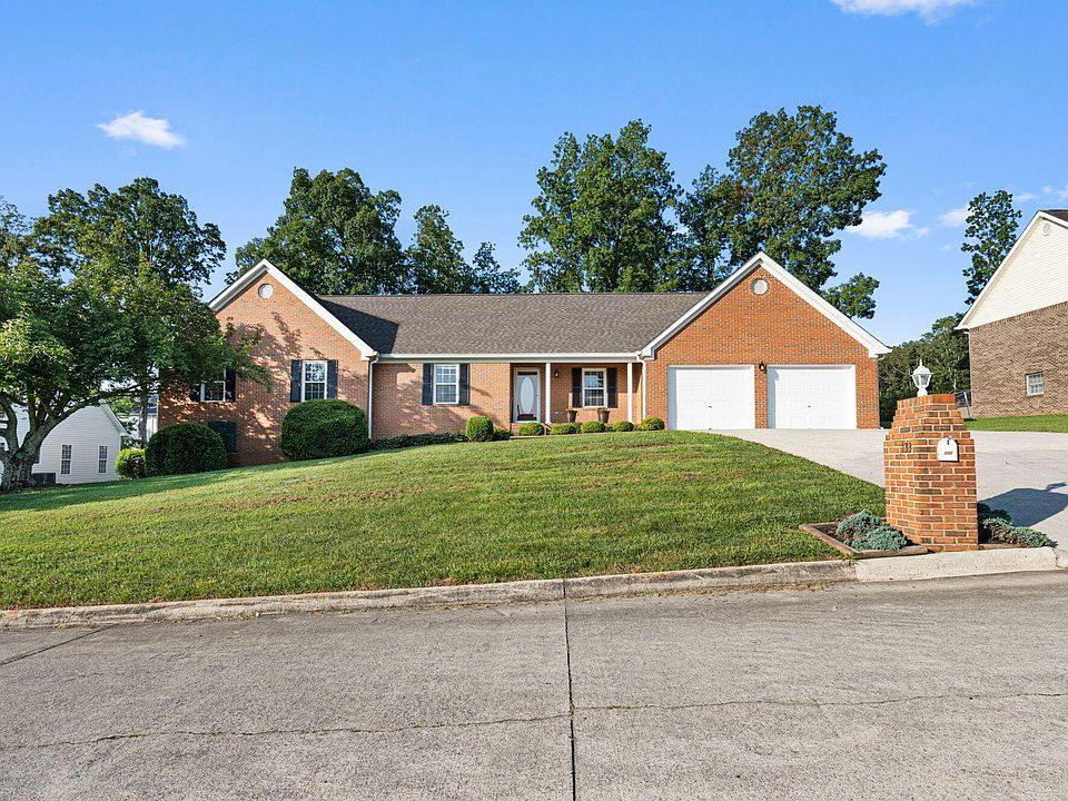 1st image of 133 Rosewood Dr NE