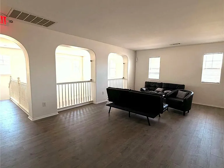 44045 Quarter St — Photo 9