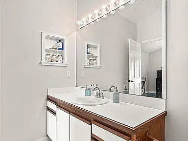 136 10th Ave — Photo 39