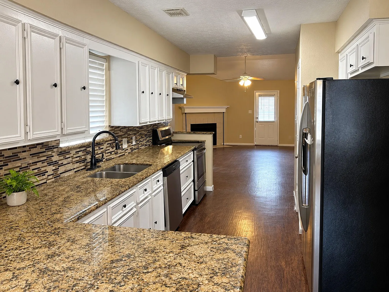 3 bed, 2.0 bath, 1383 sqft, $1,875 — Photo 2