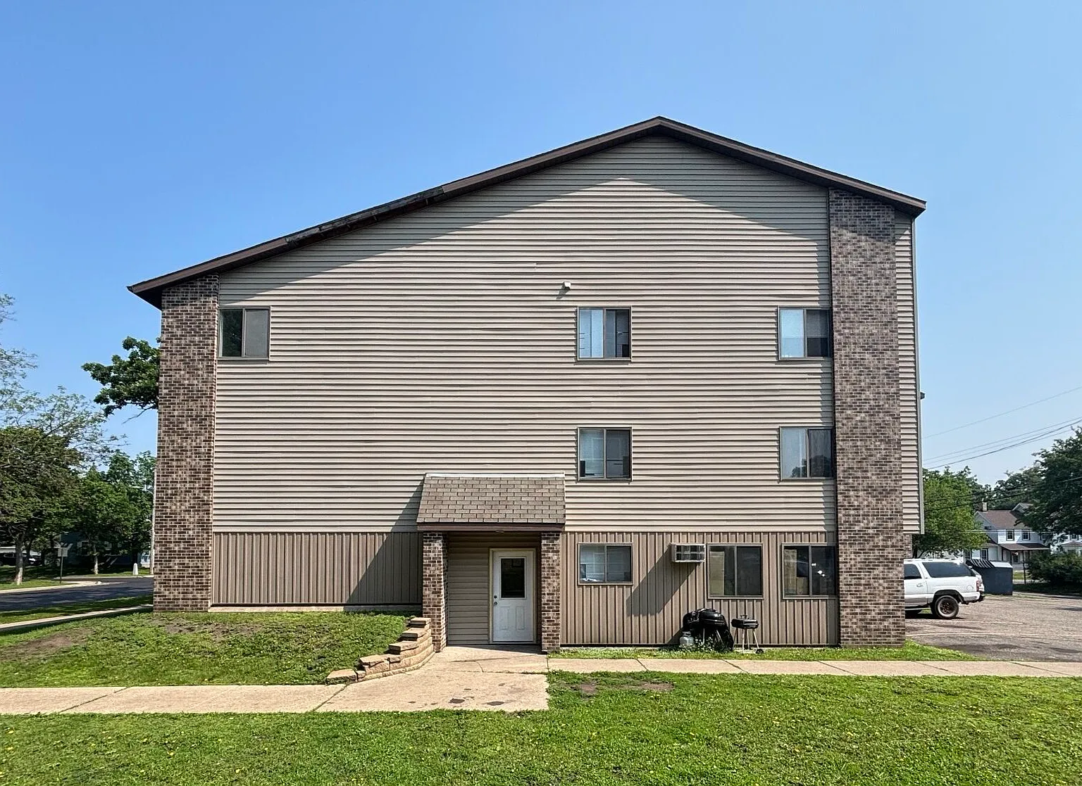 4 bed, $1,340 — Photo 1