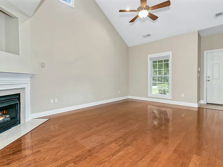 857 W Pointe Dr — Photo 5