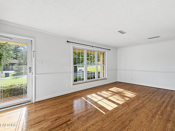 4th image of 521 Oak St