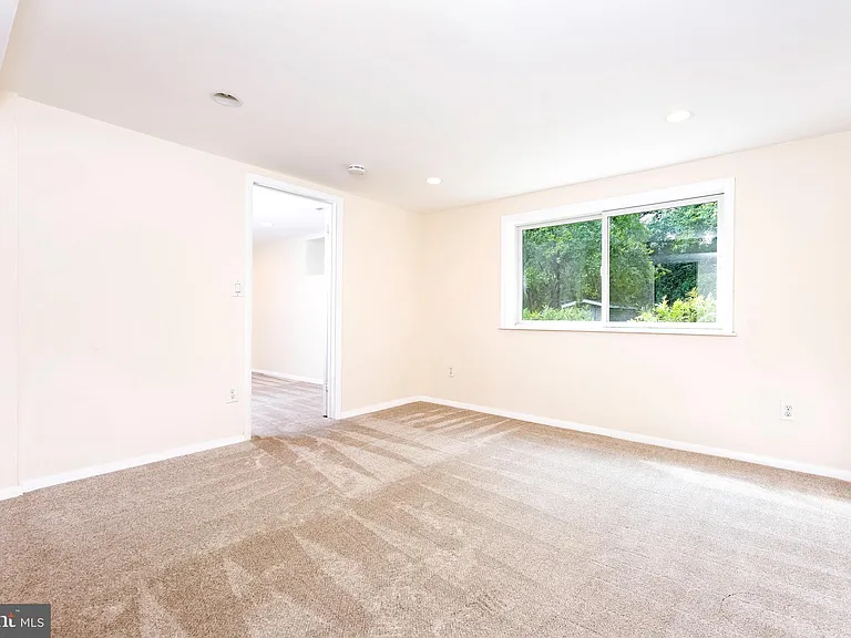 1418 Thornden Rd — Photo 10