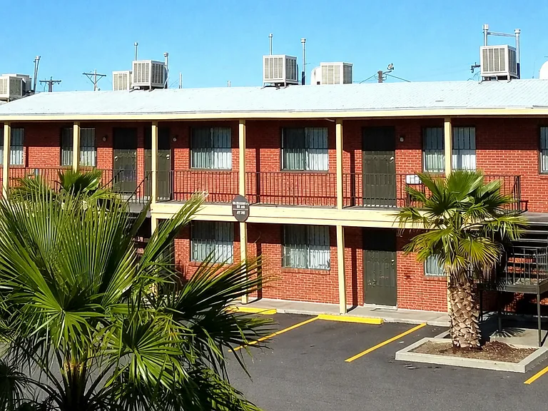 Lakeside Apartments — Photo 5