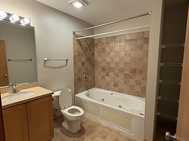 1033 E 46th St #204 — Photo 6