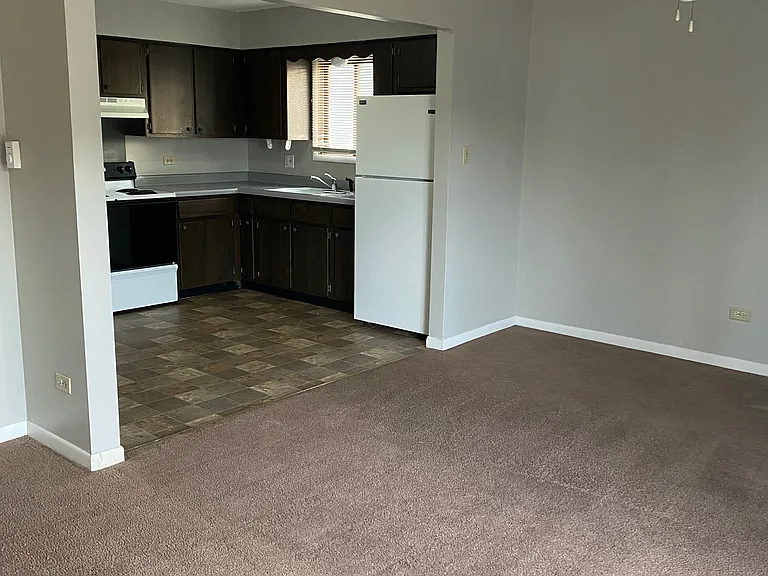 890 Gettysburg Dr #4 — Photo 3