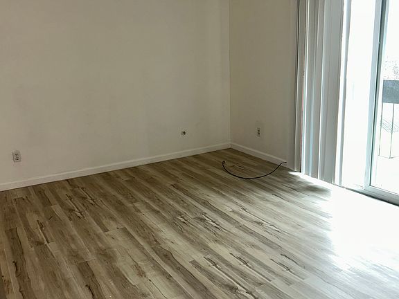 3rd image of 5207 N Knoxville Ave APT 304