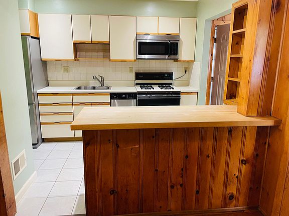 Kitchen with Breakfast Counter