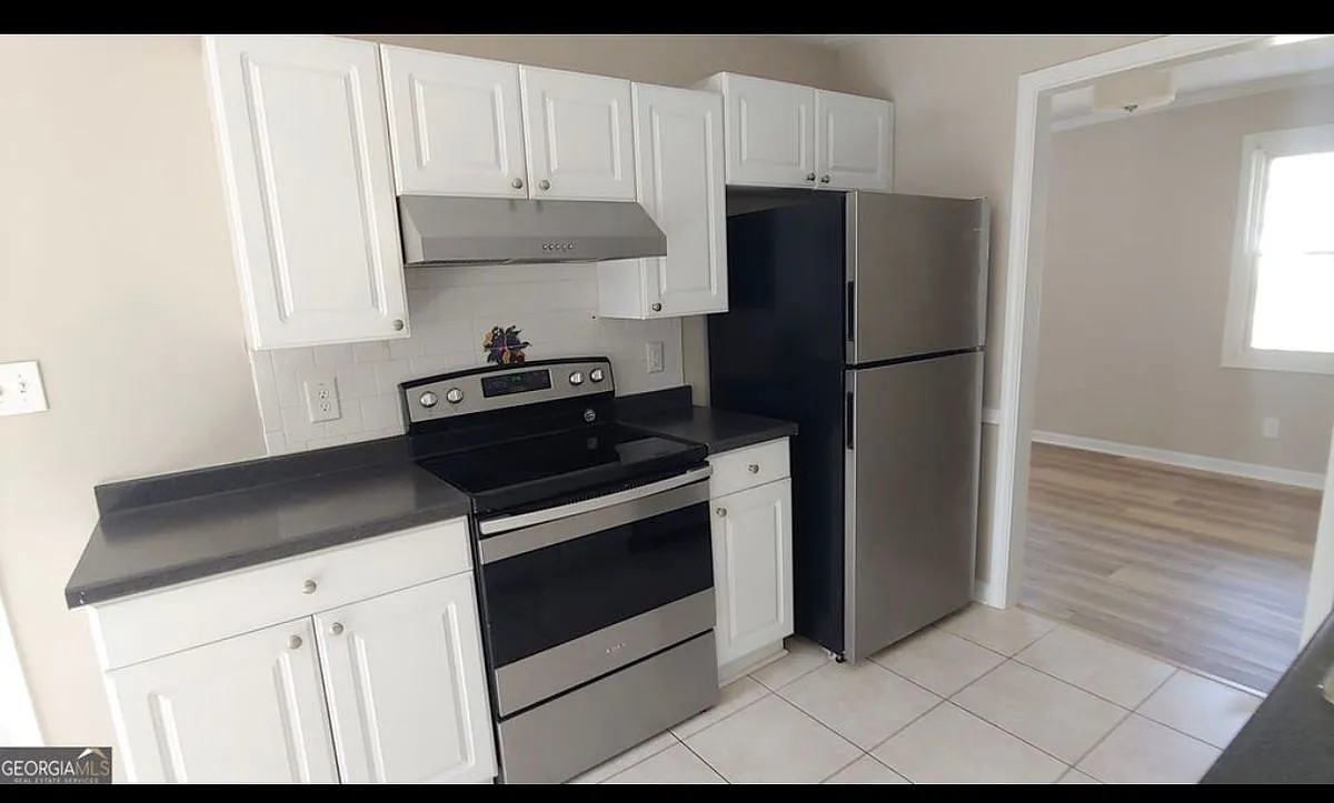 3 bed, 2.0 bath, 1366 sqft, $2,100 — Photo 3
