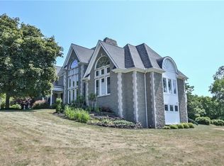 2 Parkview Manor Cir, Honeoye Falls, NY 14472