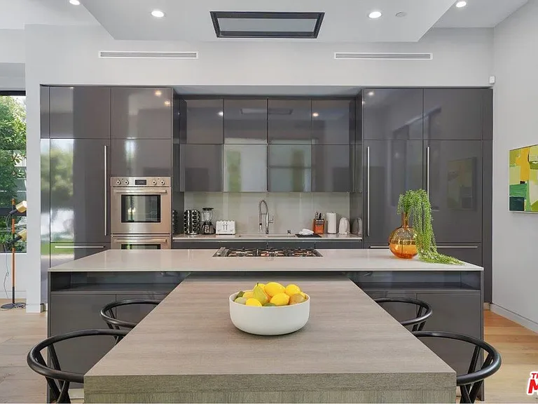 346 N Kings Rd — Photo 13