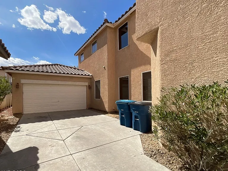 10841 Paradise Rd — Photo 2
