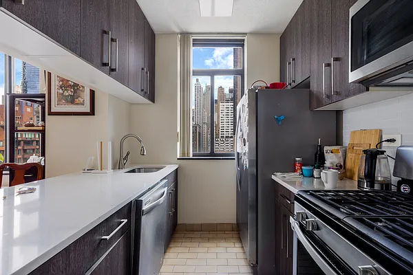 Rented by SERHANT. | media 3