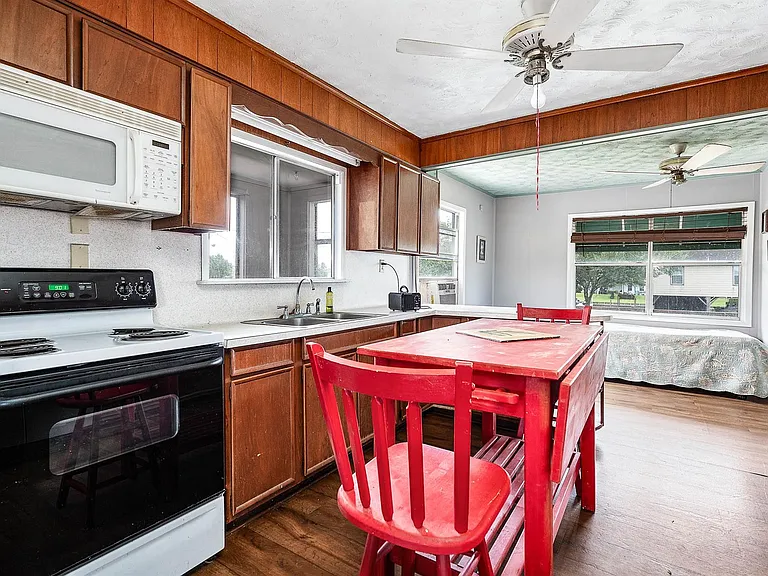 325 Palm Dr — Photo 24