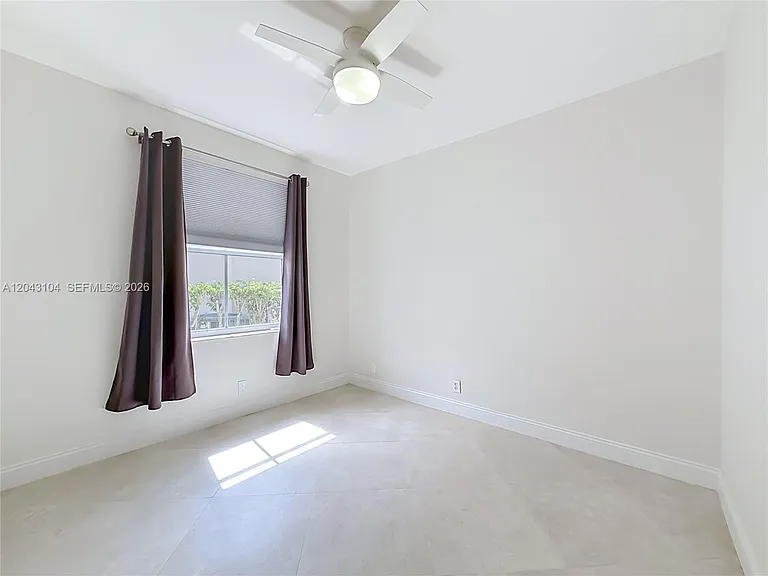 1556 Winterberry Ln — Photo 12