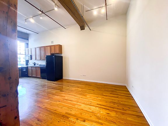 4th image of 845 W Fulton St #215