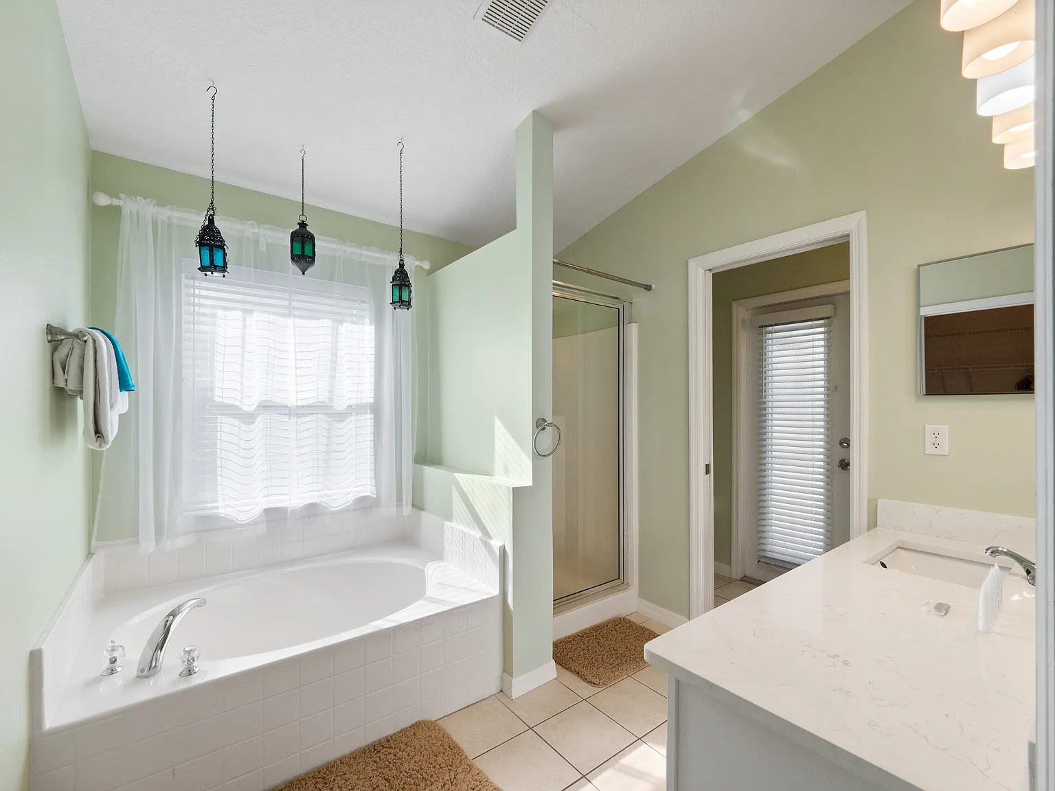 4 bed, 1920 sqft, $2,800 — Photo 2