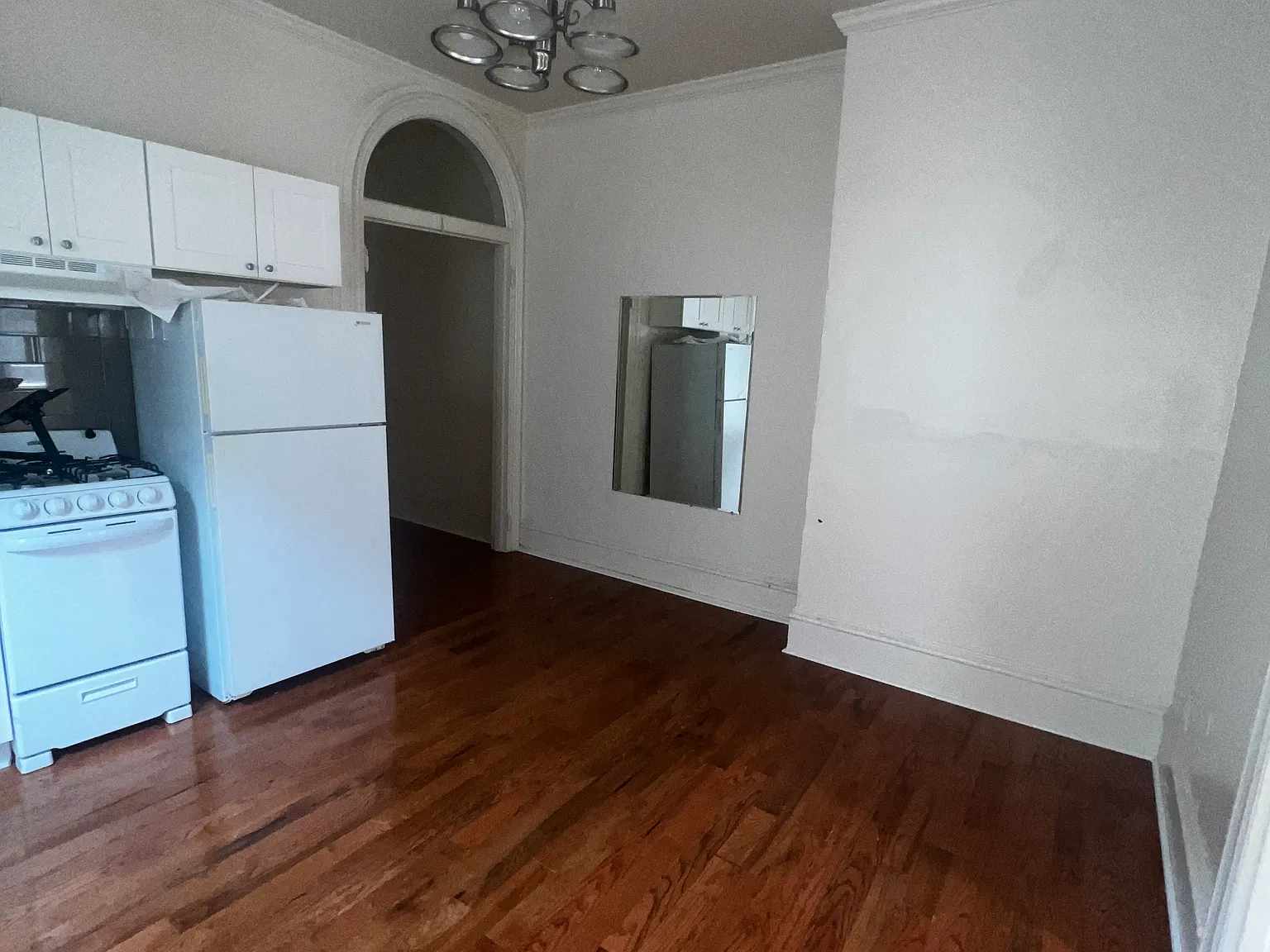 Studio, $1,000 — Photo 1