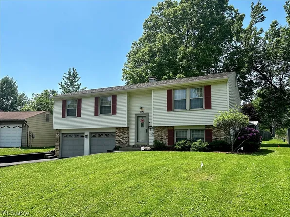 100 Blossom Ln, Niles, OH 44446