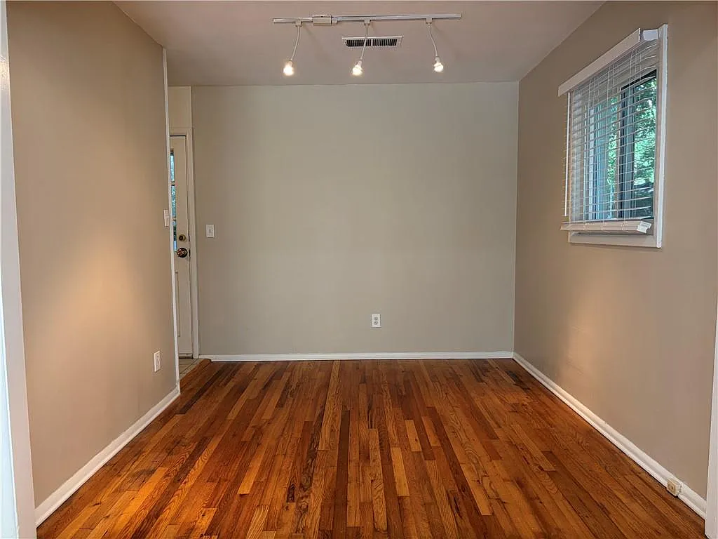 3 bed, 1.0 bath, 1026 sqft, $2,100 — Photo 4