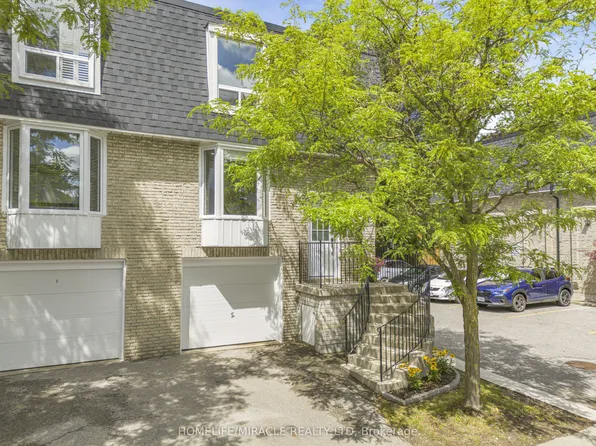 210 Royal Orchard Blvd #51, Markham, ON L3T 3E7